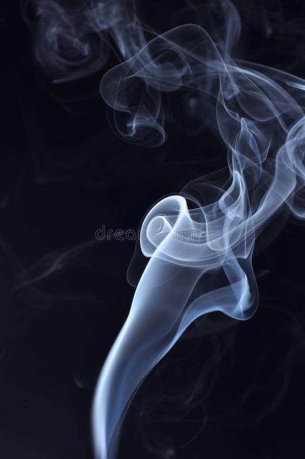 Blauer Rauch auf schwarzem Hintergrund lizenzfreies stockfoto