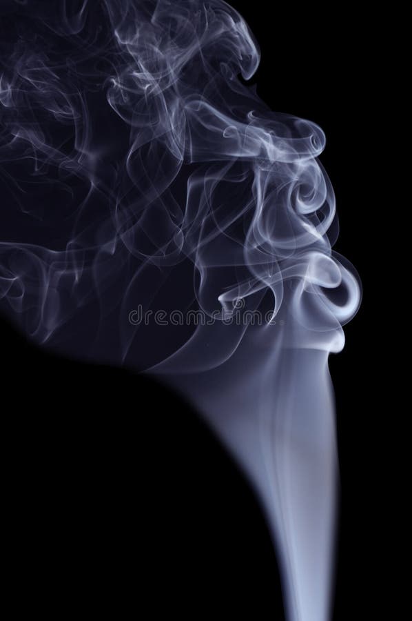 Blauer Rauch auf schwarzem Hintergrund stockfotografie
