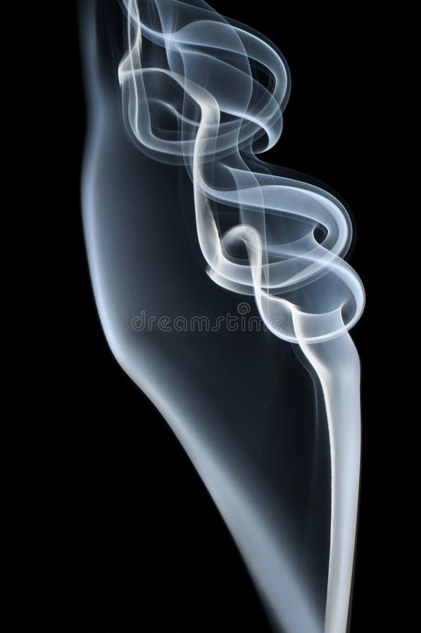 Blauer Rauch auf schwarzem Hintergrund stockfotos