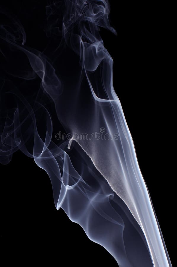 Blauer Rauch auf schwarzem Hintergrund lizenzfreies stockfoto