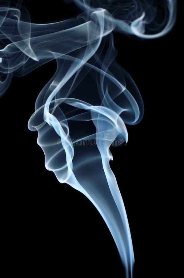 Blauer Rauch auf schwarzem Hintergrund stockbilder