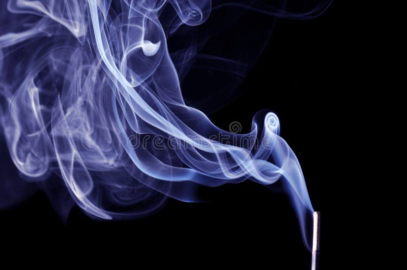 Blauer Rauch auf schwarzem Hintergrund lizenzfreie stockfotografie