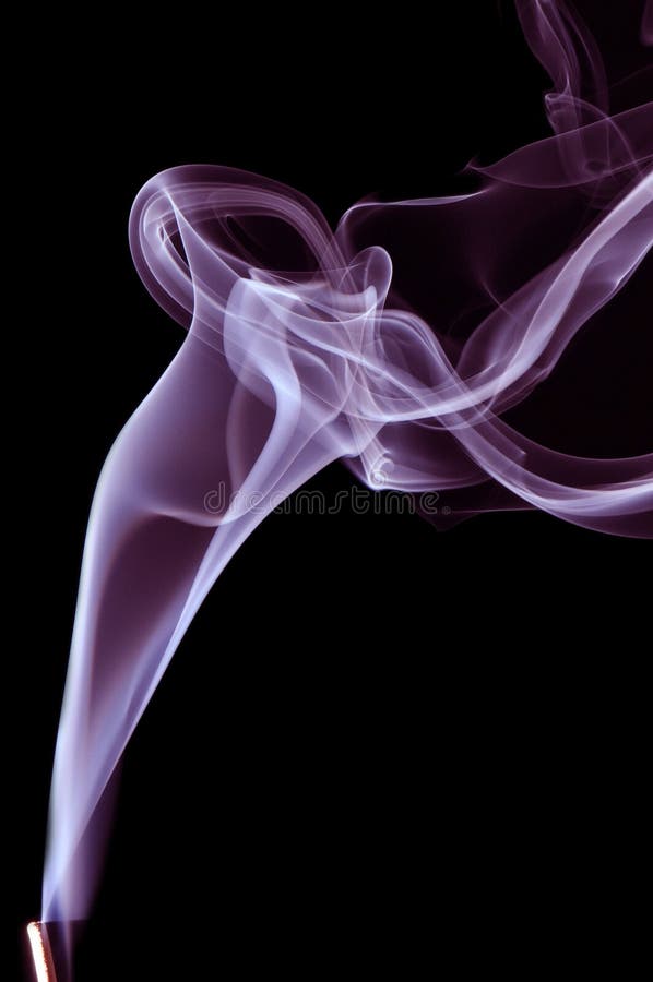 Blauer Rauch auf schwarzem Hintergrund stockfotos