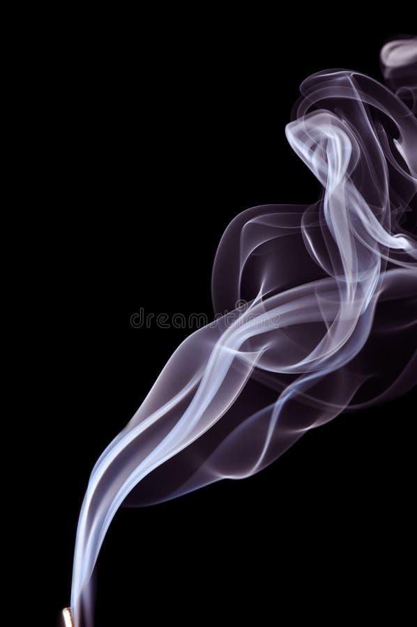 Blauer Rauch auf schwarzem Hintergrund stockfotos