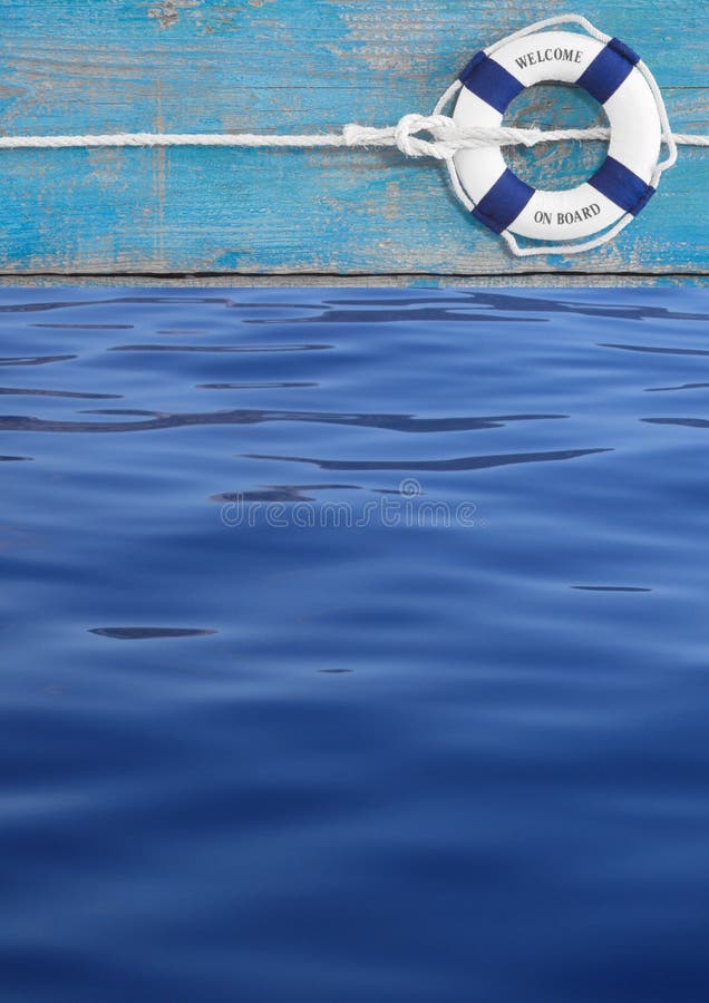 Blauer Rettungsring auf Türkisschiff und -wasser für See-decoratio lizenzfreie stockfotos Blauer Rettungsring auf Türkisschiff und -wasser für See-decoratio lizenzfreie stockfotos