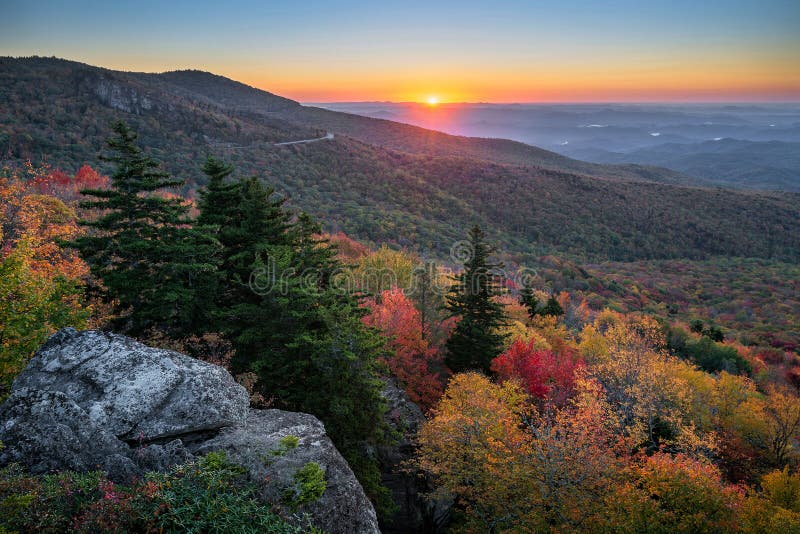 Blauer Ridge Parkway, szenischer Sonnenaufgang, North Carolina lizenzfreies stockfoto Blauer Ridge Parkway, szenischer Sonnenaufgang, North Carolina lizenzfreies stockfoto