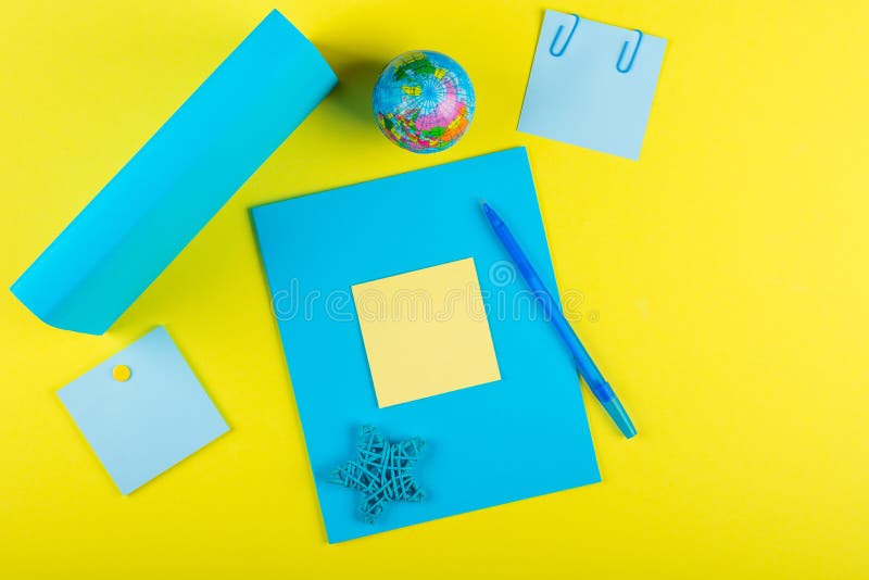 Blauer Spott herauf ??????? und Kolben des Lehrbuchs für Schulfächer, eine Kugel und einen Rattanstern auf einem gelben Hintergru lizenzfreies stockbild Blauer Spott herauf ??????? und Kolben des Lehrbuchs für Schulfächer, eine Kugel und einen Rattanstern auf einem gelben Hintergru lizenzfreies stockbild
