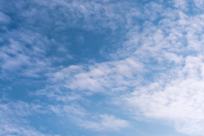 Blauer und bewölkter Himmel stockfotografie Blauer und bewölkter Himmel stockfotografie
