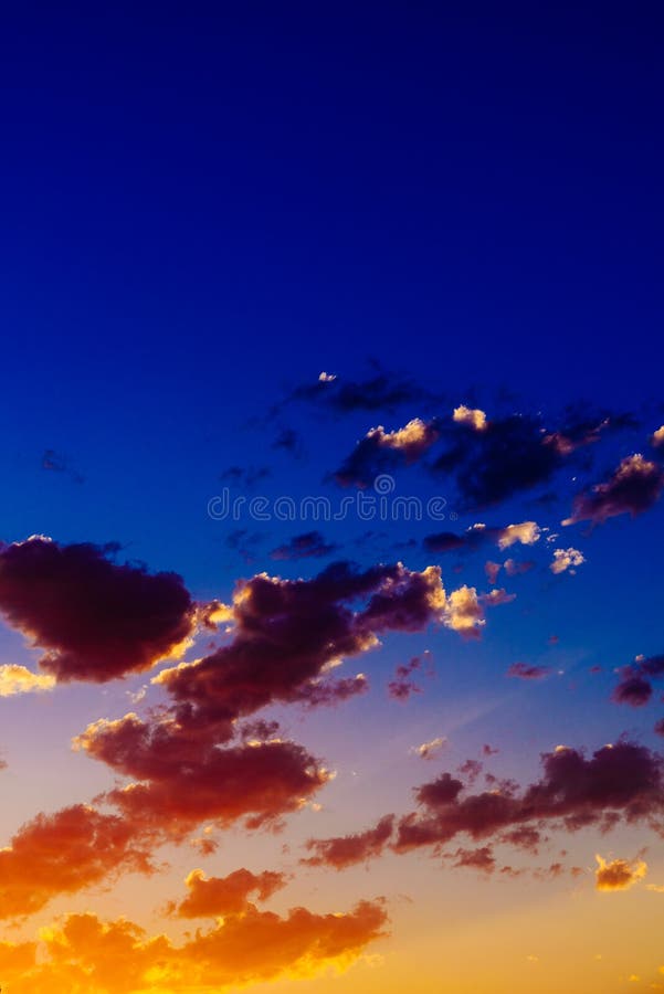 Blauer und orange ruhiger Sommer-Sonnenuntergang-Hintergrund stockfoto