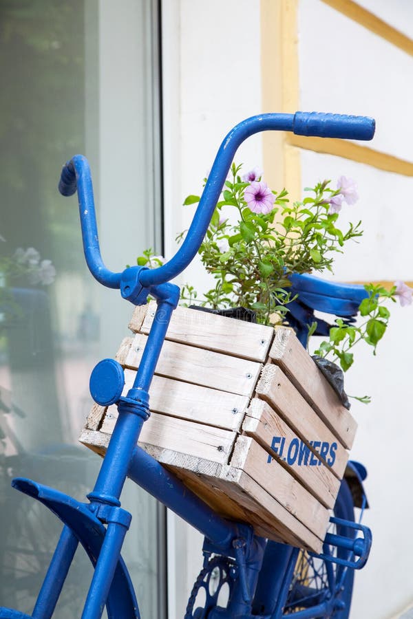 Blaues altes Fahrrad mit Blumenkasten lizenzfreie stockbilder Blaues altes Fahrrad mit Blumenkasten lizenzfreie stockbilder