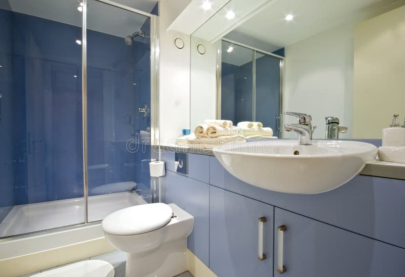Blaues Badezimmer lizenzfreie stockfotografie Blaues Badezimmer lizenzfreie stockfotografie