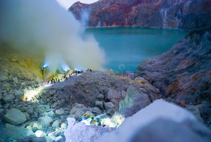  Blaues  Feuer  Am Kawah Ijen  Krater Indonesien Stockbild 