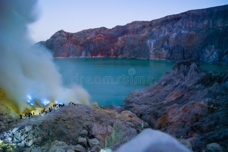  Blaues  Feuer  Am Kawah Ijen  Krater Indonesien Stockfoto 