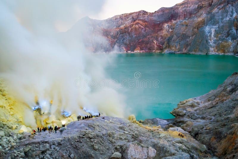  Blaues  Feuer  Am Kawah Ijen  Krater Indonesien Stockbild 