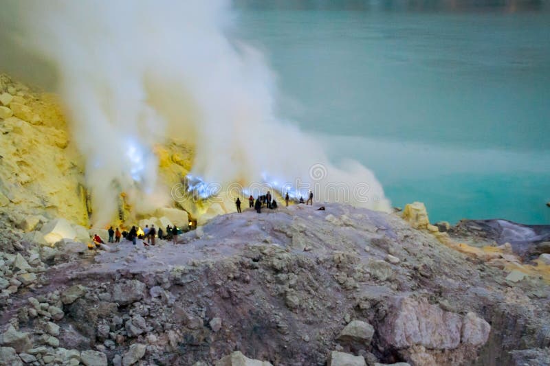  Blaues  Feuer  Am Kawah Ijen  Krater Indonesien Stockfoto 