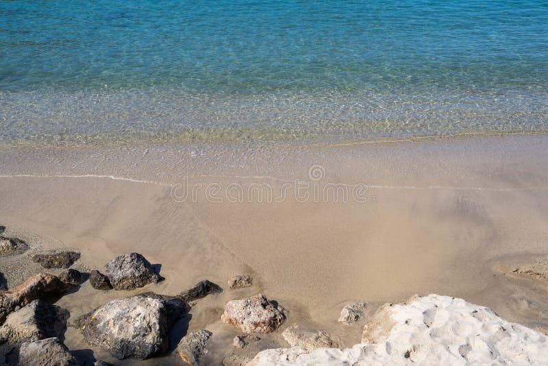 Blaues Meer Sandstrand große Steine im Vordergrund. Entspannung. Mallorca stockbilder