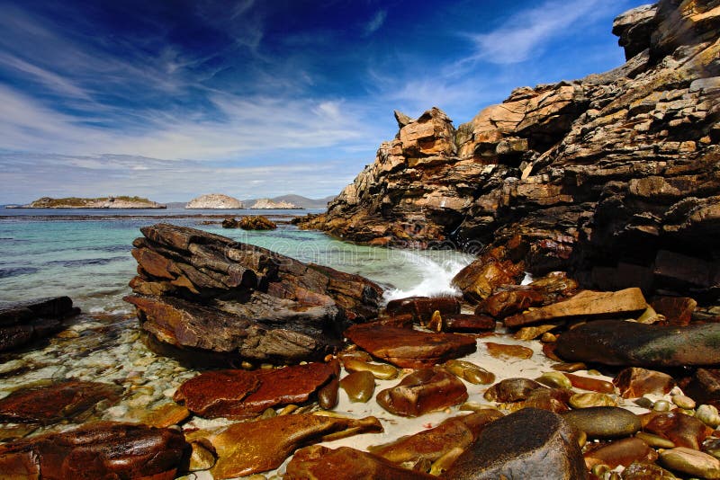 Blaues Meer und Himmel, Wellen, die Ufer, schöne Felsenküste, Kalifornien, USA abbrechen lizenzfreie stockfotografie Blaues Meer und Himmel, Wellen, die Ufer, schöne Felsenküste, Kalifornien, USA abbrechen lizenzfreie stockfotografie