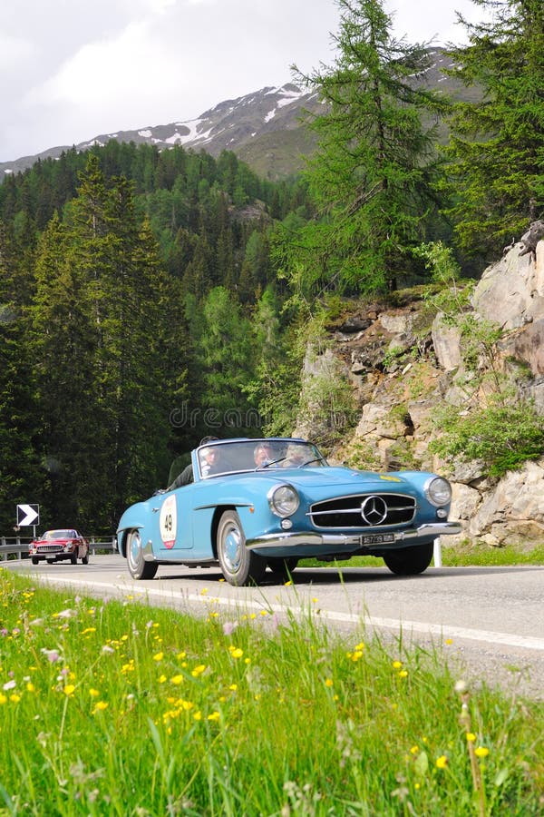 Blaues Mercedes 190 SL im Jahre 1961 errichtet stockbild Blaues Mercedes 190 SL im Jahre 1961 errichtet stockbild