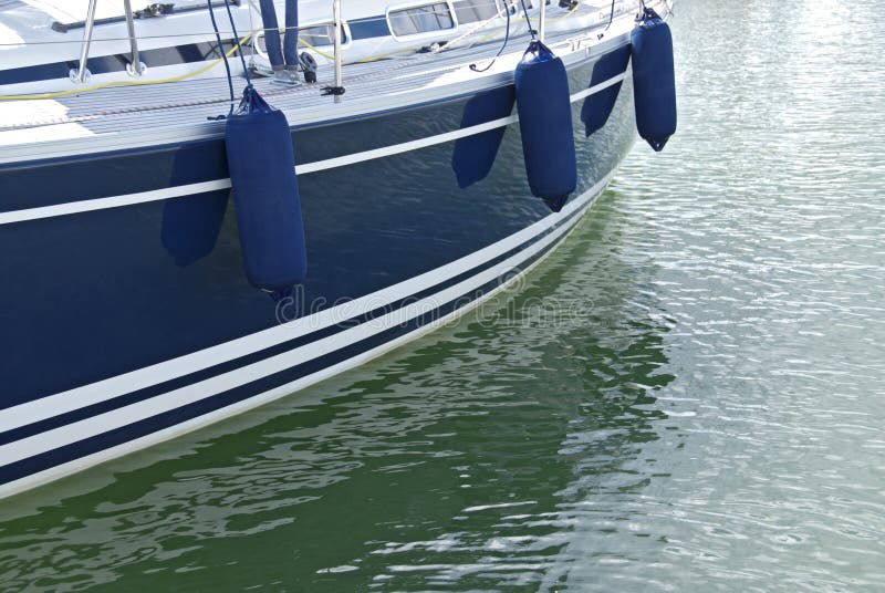 Blaues Motorboot auf ruhigem Wasser