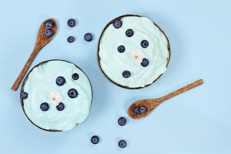 Blaues Spirulina und Berry Smoothie Bowl mit frischer Frucht stockfotos Blaues Spirulina und Berry Smoothie Bowl mit frischer Frucht stockfotos
