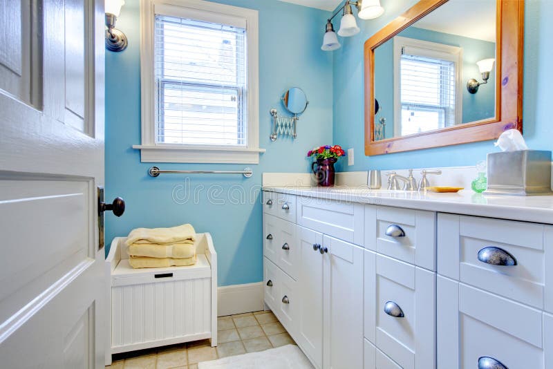 Blaues und weißes Badezimmer lizenzfreie stockfotos Blaues und weißes Badezimmer lizenzfreie stockfotos