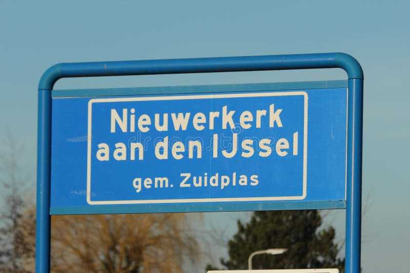 Blaues und weißes Zeichen, den Anfang des Stadtgebiets in aan Höhle IJssel Nieuwerkerk in den Niederlanden zu markieren stockfotografie Blaues und weißes Zeichen, den Anfang des Stadtgebiets in aan Höhle IJssel Nieuwerkerk in den Niederlanden zu markieren stockfotografie