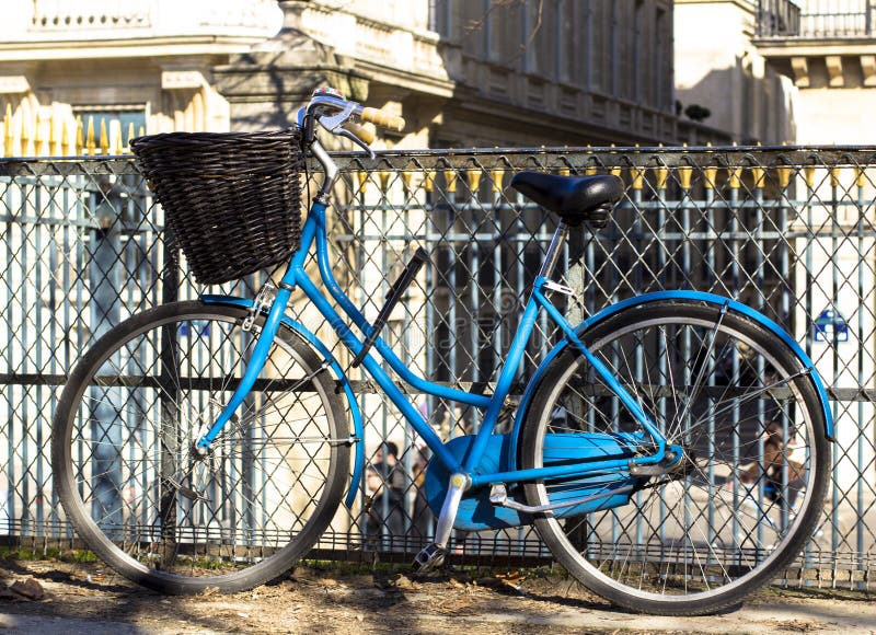 Altes Blaues Fahrrad, Geschmückt Mit Blumen, Wenn Eine