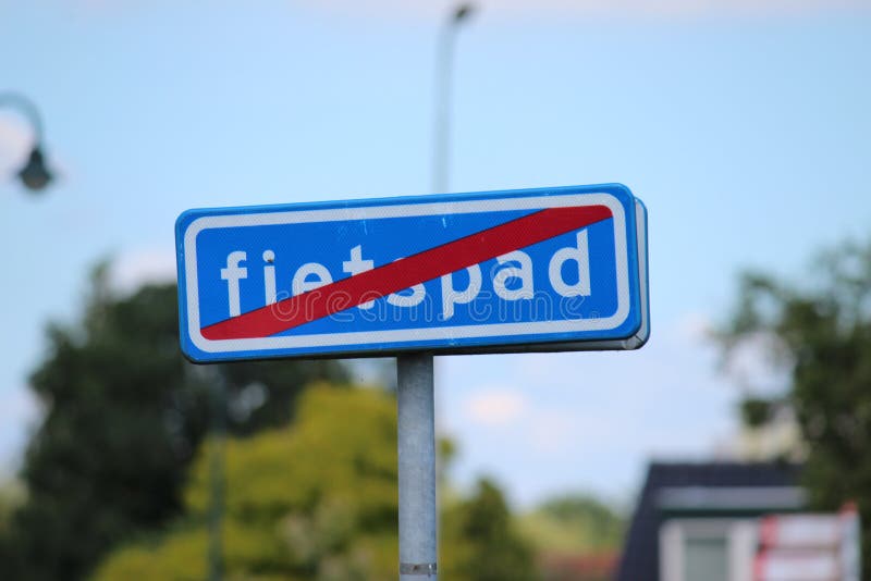 Blaues Zeichen mit rotem Streifen bedeutet Ende Radfahrenweg fietspad auf Niederländisch in den Niederlanden lizenzfreie stockfotografie Blaues Zeichen mit rotem Streifen bedeutet Ende Radfahrenweg fietspad auf Niederländisch in den Niederlanden lizenzfreie stockfotografie