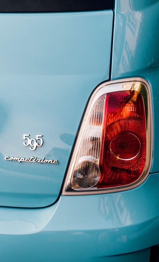 Blauw Fiat 595 competizione Abarth - achtermeningssignage stock fotografie Blauw Fiat 595 competizione Abarth - achtermeningssignage stock fotografie