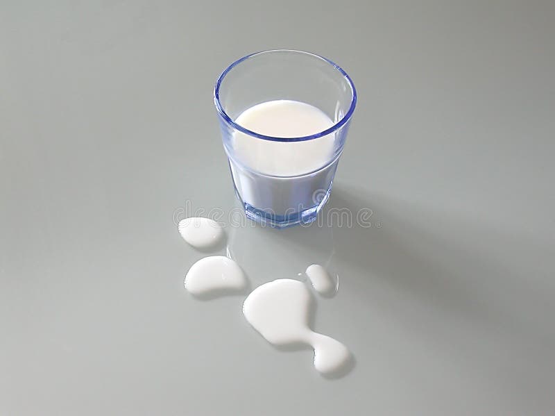 Blauw glas met melk royalty-vrije stock afbeelding Blauw glas met melk royalty-vrije stock afbeelding