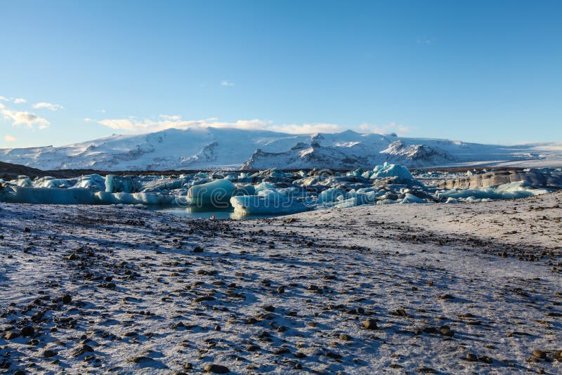 Blauw gletsjerijs, ijsberg, Jokulsarlon-lagune, IJsland royalty-vrije stock afbeelding Blauw gletsjerijs, ijsberg, Jokulsarlon-lagune, IJsland royalty-vrije stock afbeelding