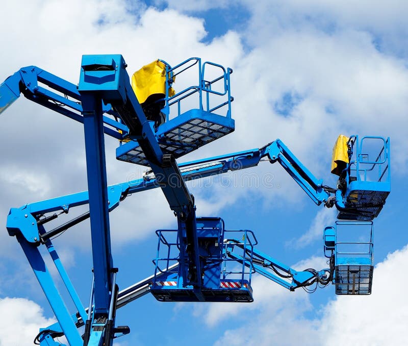 Blauw luchtplatform van kersenplukkers omhoog in de lucht tegen blauwe hemel en wolken royalty-vrije stock afbeelding Blauw luchtplatform van kersenplukkers omhoog in de lucht tegen blauwe hemel en wolken royalty-vrije stock afbeelding