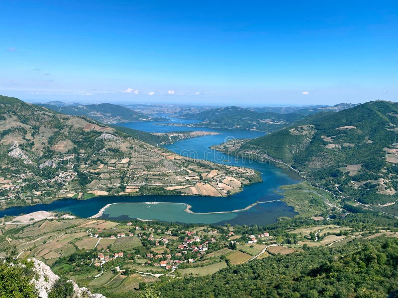 Blauw oerbos blauw oerbos blauw oerhemelbezield reizen stock foto's