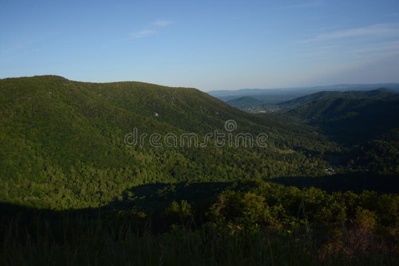 Blauw Ridge Mountains in de Vroege Zomerschemer stock foto Blauw Ridge Mountains in de Vroege Zomerschemer stock foto
