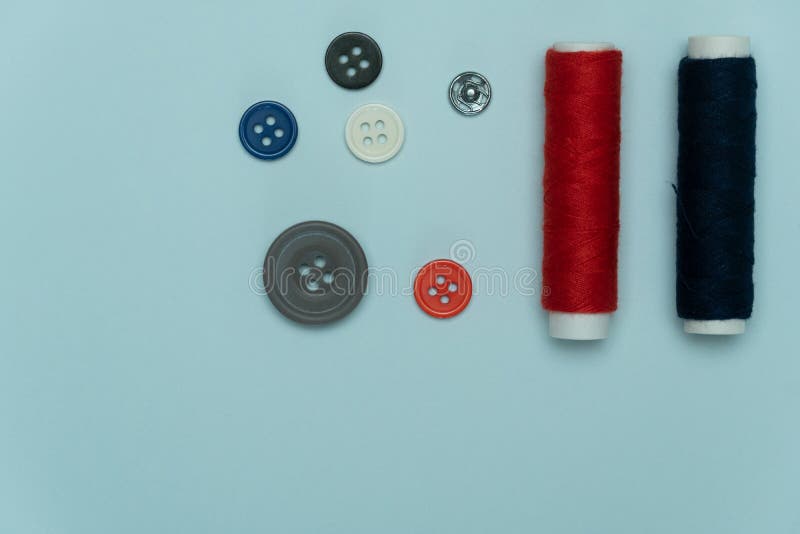 Blauw rood loopvlak en knop voor naaien of borduurwerk op achtergrond en achtergrond in de kledingindustrie royalty-vrije stock fotografie Blauw rood loopvlak en knop voor naaien of borduurwerk op achtergrond en achtergrond in de kledingindustrie royalty-vrije stock fotografie