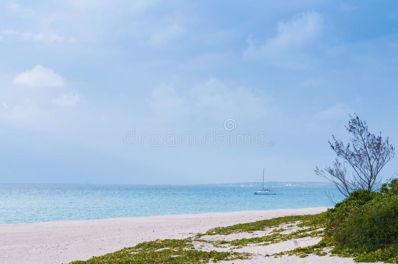 Blauw water en wit zand bij Maehama-Strand, Miyako, Okinawa royalty-vrije stock foto Blauw water en wit zand bij Maehama-Strand, Miyako, Okinawa royalty-vrije stock foto