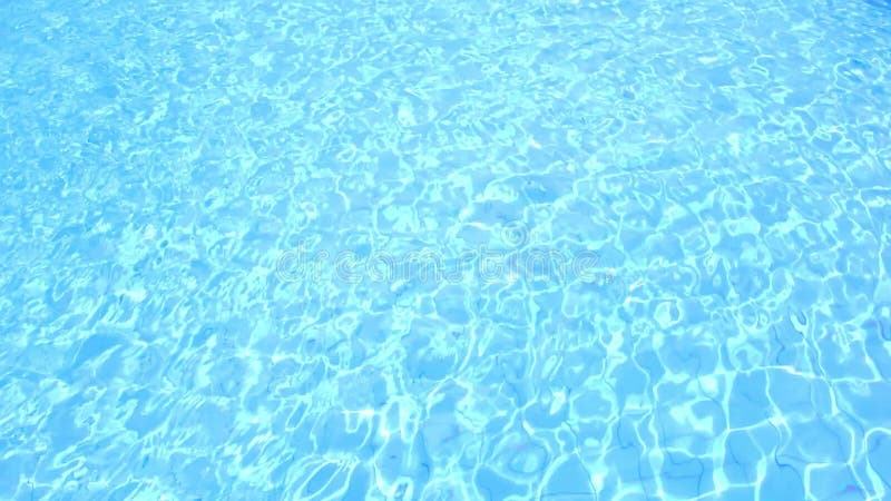 Blauw water in het zwembad