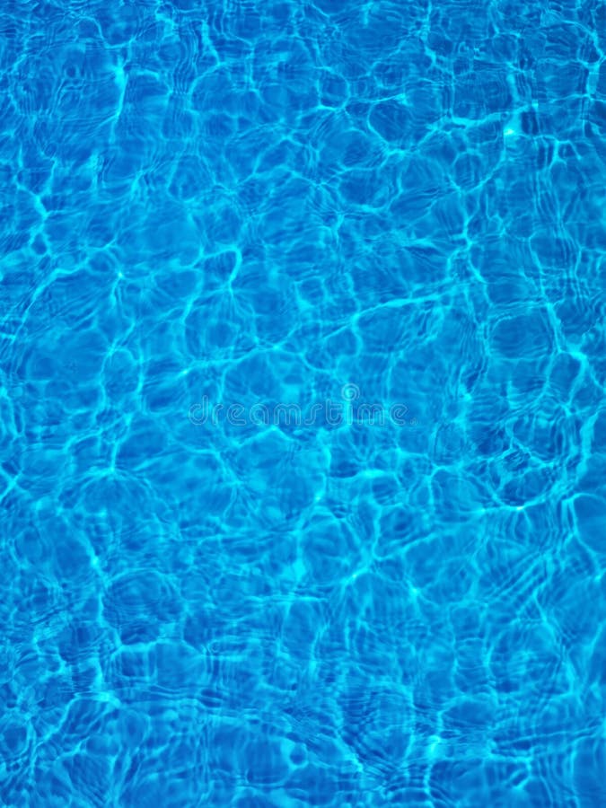 Blauw water in zwembadmening van bovengenoemd (volledig kader)