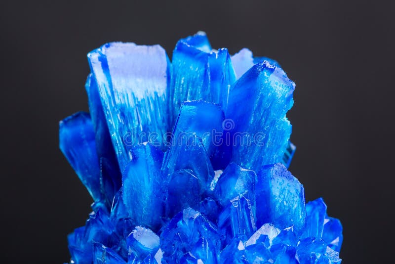 Blauw zout die kristal op zwarte achtergrond wordt geïsoleerd stock afbeeldingen Blauw zout die kristal op zwarte achtergrond wordt geïsoleerd stock afbeeldingen