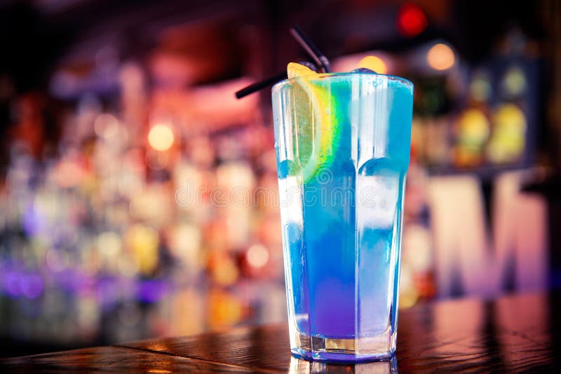 Blauwe cocktail op de bar
