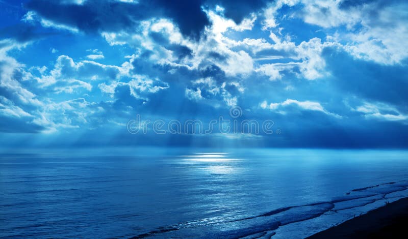 Blauwe de Hemeloceaan van stralenwolken