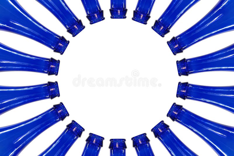 Blauwe gekleurde die glasflessen, op witte achtergrond worden geïsoleerd stock foto's Blauwe gekleurde die glasflessen, op witte achtergrond worden geïsoleerd stock foto's