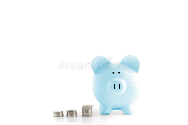 Blauwe spaarvarken en munten geïsoleerd op wit royalty-vrije stock foto