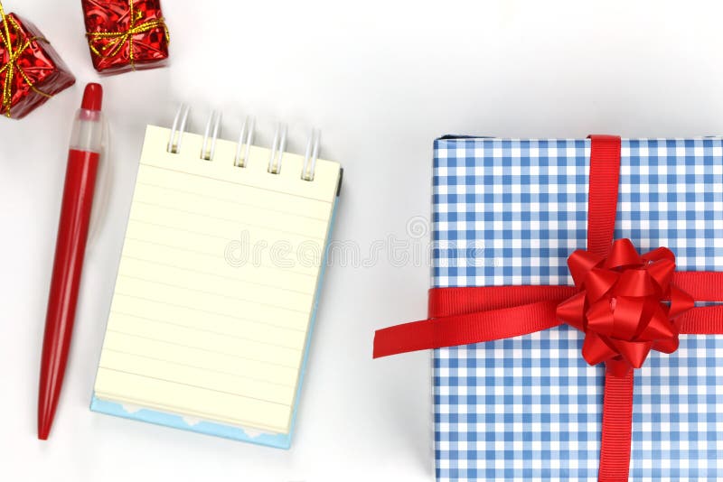 Blauwe giftdoos van Kerstmis en nieuw jaar en lege notitieboekje op wh stock foto Blauwe giftdoos van Kerstmis en nieuw jaar en lege notitieboekje op wh stock foto