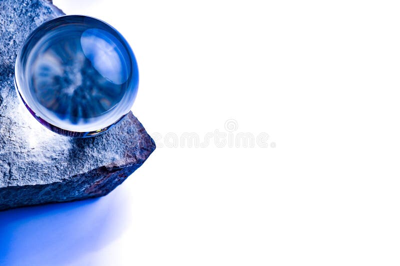 Blauwe glasbal op een steen stock foto Blauwe glasbal op een steen stock foto