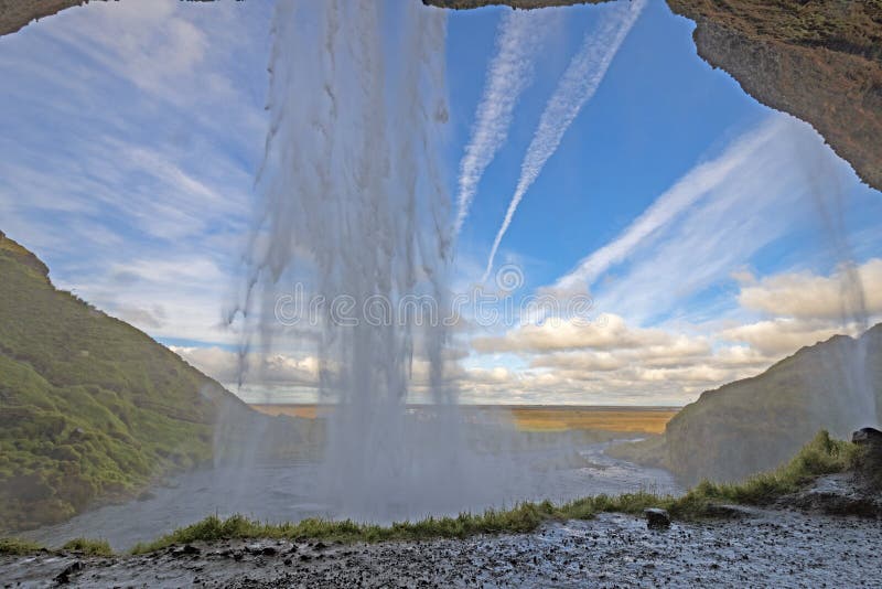 Blauwe hemden van achter een waterval bekijken royalty-vrije stock afbeelding Blauwe hemden van achter een waterval bekijken royalty-vrije stock afbeelding