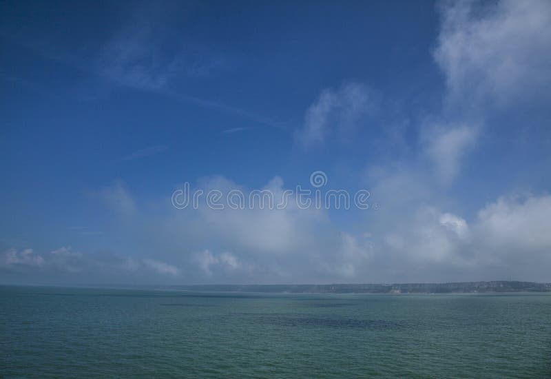 Blauwe hemel en overzees, kust van Normandië, Frankrijk stock afbeeldingen Blauwe hemel en overzees, kust van Normandië, Frankrijk stock afbeeldingen