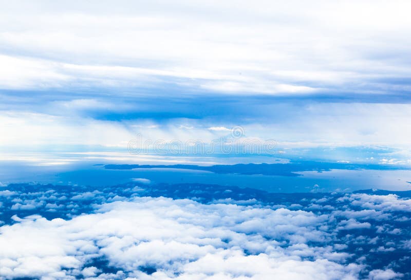 Blauwe hemel en witte wolken royalty-vrije stock foto Blauwe hemel en witte wolken royalty-vrije stock foto