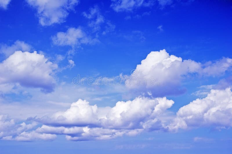 Blauwe hemel en wolken