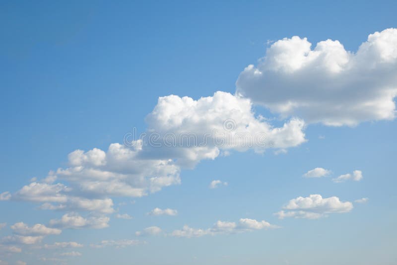 Blauwe hemel met op de hoogte gebouwde cumuluswolken